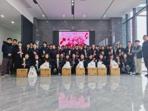 鮮花贈(zèng)芳華，好禮敬巾幗